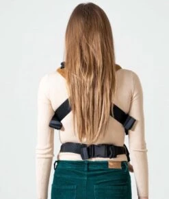 ByKay - Draagzak - Click Carrier Classic - Ribbed Velvet - Mustard Brown -Baby Care Verkoop 1021x1200 6