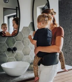EVE Kids Heupdrager - Baby En Peuter - Heupzitje - Draagzak - Zwart Leer -Baby Care Verkoop 1058x1200