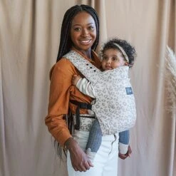 ROOKIE Baby Premium Draagzak- Design Buikdrager - Comfortabel En Ergonomisch - Pasgeboren Babydrager - Peuterdrager - Biologisch Katoen - Super Zacht - Unisex: Voor Mama En Papa (Leoprint Beige) -Baby Care Verkoop 1198x1200 10