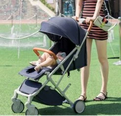 WOOSH New Buggy - Zwart - One Hand Folding - 3 Slaapstanden - Wandelwagen Tot 25 Kg - Regenhoes - Bekerhouder - Muggennet 23 WOOSH New Buggy - Zwart - One Hand Folding - 3 Slaapstanden - Wandelwagen Tot 25 Kg - Regenhoes - Bekerhouder - Muggennet -Baby Care Verkoop 1200x1154 2