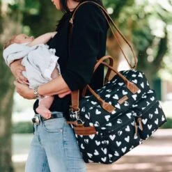 Kidzroom Black And White Luiertas - Zwart - Ophanglussen Kinderwagen - Verschoonmatje - Verstelbare Schouderband -Baby Care Verkoop 1200x1200 232