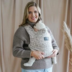 ROOKIE Baby Premium Draagzak- Design Buikdrager - Comfortabel En Ergonomisch - Pasgeboren Babydrager - Peuterdrager - Biologisch Katoen - Super Zacht - Unisex: Voor Mama En Papa (Leoprint Beige) -Baby Care Verkoop 1200x1200 606