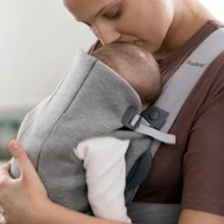 BabyBjörn Draagzak Mini - 3D Jersey - Lichtgrijs -Baby Care Verkoop 1200x1200 690