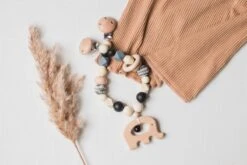 Wagenspanner Olifant - Musthave 2021 - Baby Wagenspanner Hout - Vrolijke Kinderwagenspanner - Eenvoudig Te Bevestigen - Kraamcadeau Voor Jongens En Meisjes - Baby Cadeau 11 Wagenspanner Olifant - Musthave 2021 - Baby Wagenspanner Hout - Vrolijke Kinderwagenspanner - Eenvoudig Te Bevestigen - Kraamcadeau Voor Jongens En Meisjes - Baby Cadeau -Baby Care Verkoop 1200x800 51