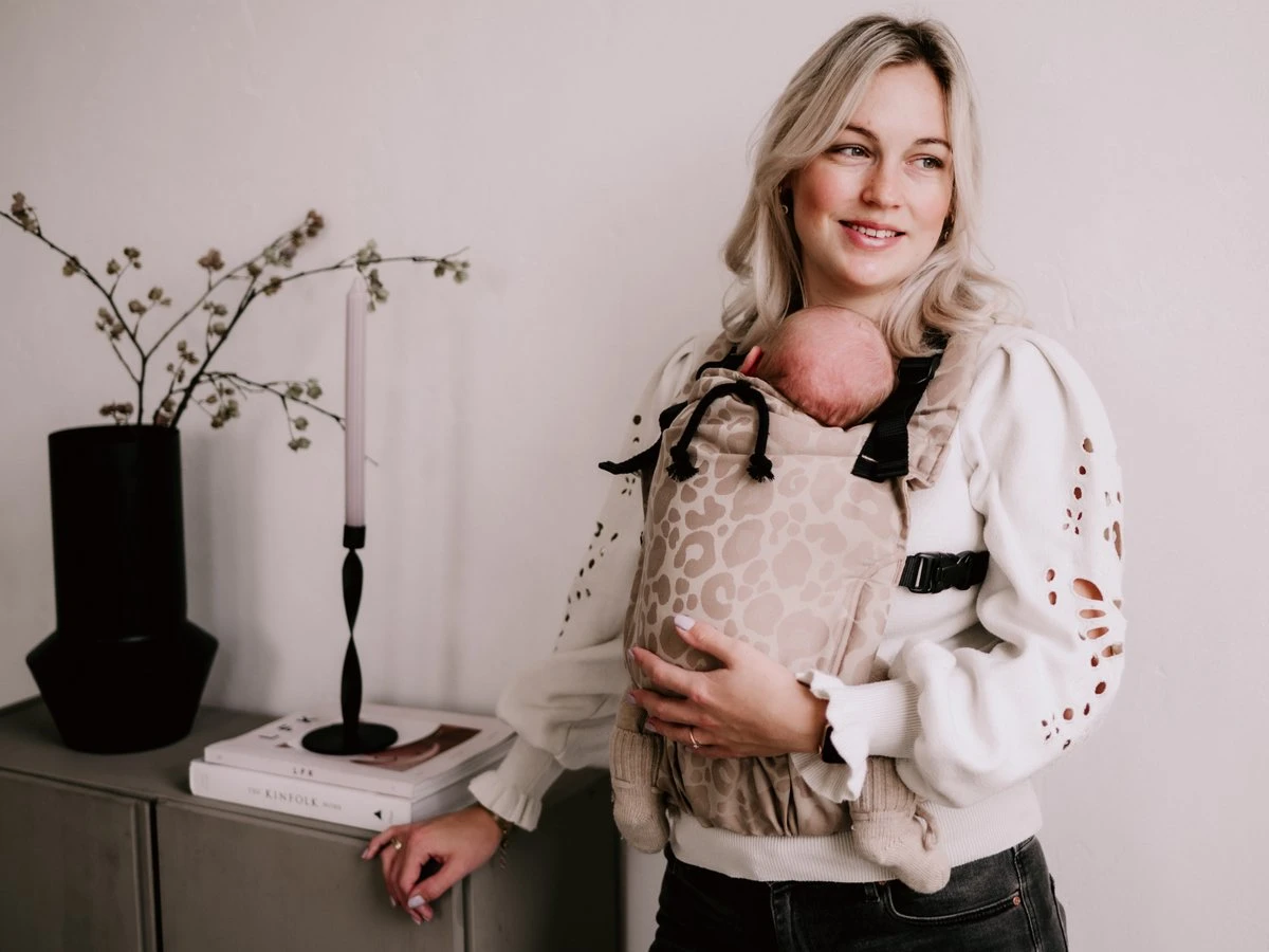 Draagzak - Cross & Go - Pure Baby Love - Panter Taupe - Maat 44 T/m 74 1 Draagzak - Cross & Go - Pure Baby Love - Panter Taupe - Maat 44 T/m 74