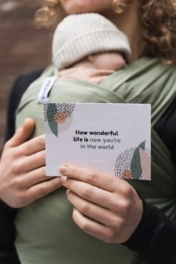 Cuddie Baby Draagdoek - Premium Organic Baby Draagdoek Gemaakt Van Bio Katoen - Newborns Tot 15 Kg - Baby Cadeau - Met Wenskaart - Olive 11 Cuddie Baby Draagdoek - Premium Organic Baby Draagdoek Gemaakt Van Bio Katoen - Newborns Tot 15 Kg - Baby Cadeau - Met Wenskaart - Olive -Baby Care Verkoop 799x1200 38