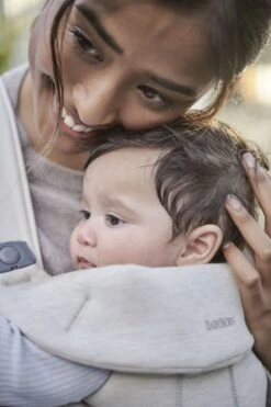 BabyBjörn Draagzak Mini - 3D Jersey - Lichtbeige -Baby Care Verkoop 800x1200 58