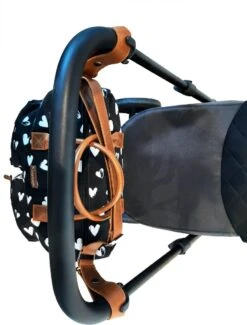 Kidzroom Black And White Luiertas - Zwart - Ophanglussen Kinderwagen - Verschoonmatje - Verstelbare Schouderband -Baby Care Verkoop 911x1200