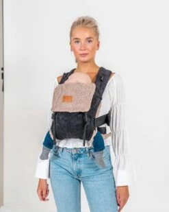 ByKay - Winter Voering - In Je Draagzak - Teddy Inlay - Taupe - Oragnic -Baby Care Verkoop 960x1200 20