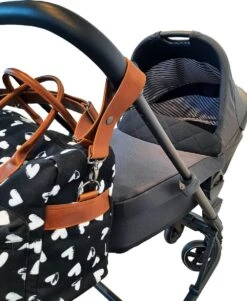 Kidzroom Black And White Luiertas - Zwart - Ophanglussen Kinderwagen - Verschoonmatje - Verstelbare Schouderband -Baby Care Verkoop 986x1200 1